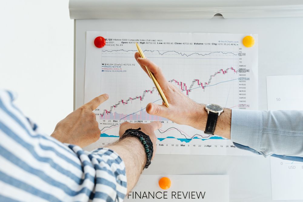 Financial goals and notes on a desk, setting a target for a good credit score