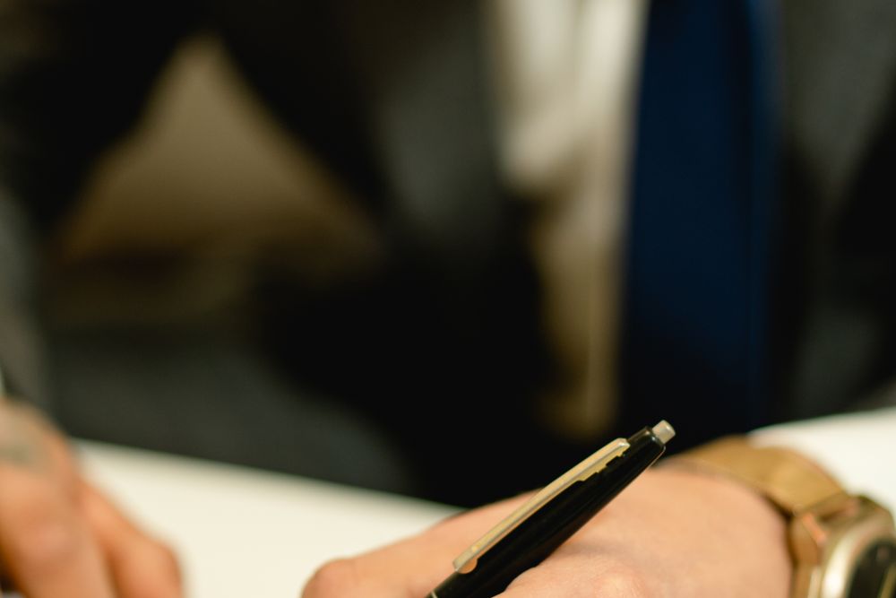 Person writing a will with a pen on paper, how to write a will with a pen on paper