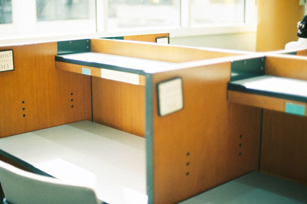 Empty office desks after job losses, the situation behind many searches for loans for the unemployed