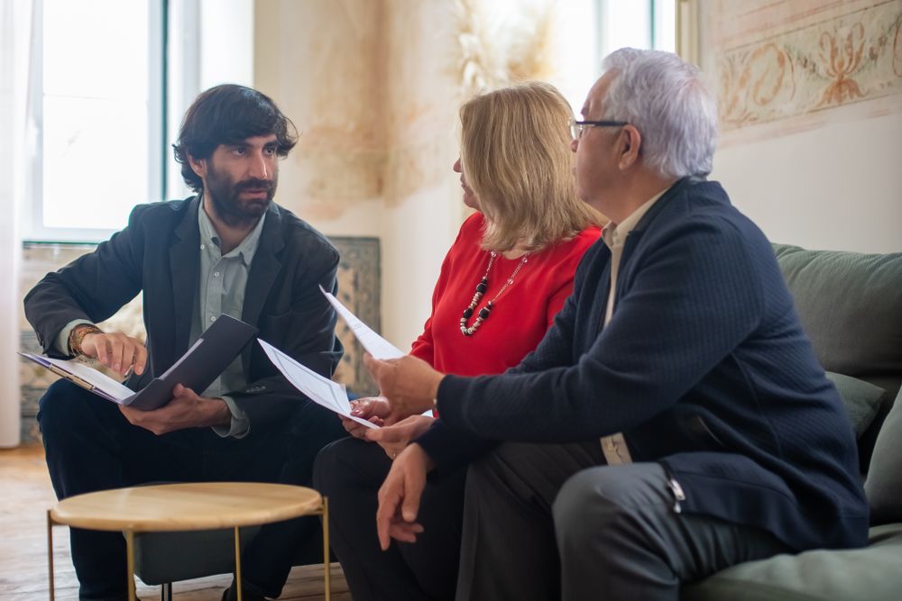 People meeting an adviser to talk about money, the kind of questions to ask before taking a payday loan without credit check