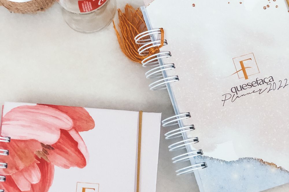 Planner and notebook for organising a 24-hour plan before urgent cash loans
